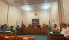 PROSES HUKUM: PN Sumenep menggelar sidang praperadilan penghentian penyidikan kasus pemalsuan tanda tangan, Jumat (11/9). (Miftah/Radarpatura.id)