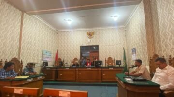 PROSES HUKUM: PN Sumenep menggelar sidang praperadilan penghentian penyidikan kasus pemalsuan tanda tangan, Jumat (11/9). (Miftah/Radarpatura.id)