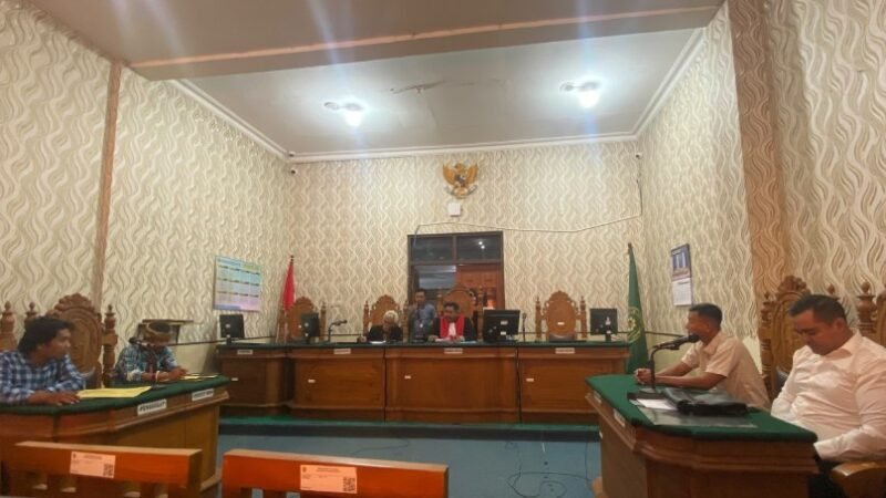 PROSES HUKUM: PN Sumenep menggelar sidang praperadilan penghentian penyidikan kasus pemalsuan tanda tangan, Jumat (11/9). (Miftah/Radarpatura.id)