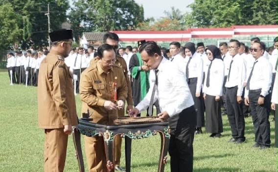DIKUKUHKAN: Prosesi pelantikan PPPK paruh waktu Kabupaten Sumenep tempo lalu. (Istimewa/Radarpantura.id).