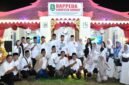 KOMPAK: Pegawai Bappeda Sumenep berfoto bersama di depan stand. (Bappeda Sumenep for Radarpantura.id)
