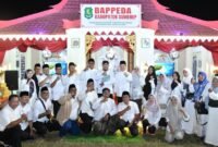 KOMPAK: Pegawai Bappeda Sumenep berfoto bersama di depan stand. (Bappeda Sumenep for Radarpantura.id)