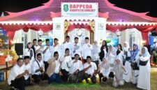 KOMPAK: Pegawai Bappeda Sumenep berfoto bersama di depan stand. (Bappeda Sumenep for Radarpantura.id)
