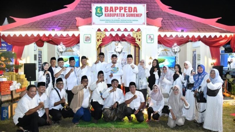 KOMPAK: Pegawai Bappeda Sumenep berfoto bersama di depan stand. (Bappeda Sumenep for Radarpantura.id)