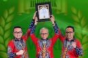 BERPRESTASI: Jajaran Direksi BPRS Bhakti Sumekar menunjukkan piagam penghargaan Excellent Performance Sharia Rural Economic Bank Sharia Award 2026 yang digelar oleh Majalah Infobank di Jakarta, Kamis (8/10).