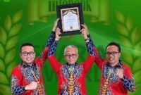 BERPRESTASI: Jajaran Direksi BPRS Bhakti Sumekar menunjukkan piagam penghargaan Excellent Performance Sharia Rural Economic Bank Sharia Award 2026 yang digelar oleh Majalah Infobank di Jakarta, Kamis (8/10).
