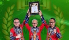 BERPRESTASI: Jajaran Direksi BPRS Bhakti Sumekar menunjukkan piagam penghargaan Excellent Performance Sharia Rural Economic Bank Sharia Award 2026 yang digelar oleh Majalah Infobank di Jakarta, Kamis (8/10).