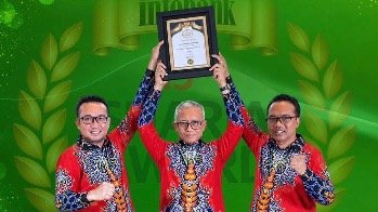 BERPRESTASI: Jajaran Direksi BPRS Bhakti Sumekar menunjukkan piagam penghargaan Excellent Performance Sharia Rural Economic Bank Sharia Award 2026 yang digelar oleh Majalah Infobank di Jakarta, Kamis (8/10).