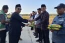 KETAHANAN PANGAN: Kepala DKPP Sumenep Chainur Rasyid menyalurkan bantuan bibit padi kepada kelompok tani. (DKPP Sumenep for Radarpantura.id)