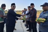 KETAHANAN PANGAN: Kepala DKPP Sumenep Chainur Rasyid menyalurkan bantuan bibit padi kepada kelompok tani. (DKPP Sumenep for Radarpantura.id)