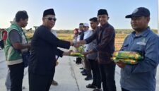 KETAHANAN PANGAN: Kepala DKPP Sumenep Chainur Rasyid menyalurkan bantuan bibit padi kepada kelompok tani. (DKPP Sumenep for Radarpantura.id)