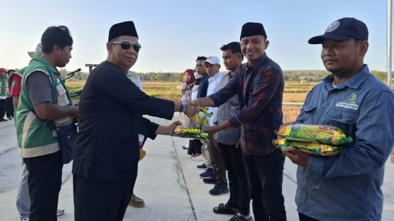 KETAHANAN PANGAN: Kepala DKPP Sumenep Chainur Rasyid menyalurkan bantuan bibit padi kepada kelompok tani. (DKPP Sumenep for Radarpantura.id)