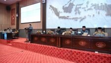 PERUMUSAN KEBIJAKAN: Forum rapat paripurna antara Eksekutif Pemerintah Kabupaten Sumenep bersama anggota DPRD pada Senin (12/10). (Humas Pemkab Sumenep for Radarpantura.id)