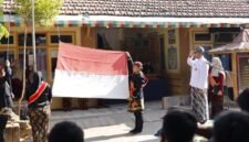 NUANSA KERATON: Wakil Sekretaris Jenderal Majelis Adat Kerajaan Nusantara (MAKN), RBMS Hadi Pradipta memimpin Upacara Peringatan Hari Jadi ke 757 Kabupaten Sumenep tahun 2026 di SDN Pangarangan 1, Sabtu (31/10). (SDN Pangarangan 1 Sumenep for Radarpantura.id)