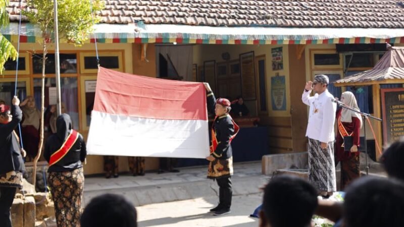 NUANSA KERATON: Wakil Sekretaris Jenderal Majelis Adat Kerajaan Nusantara (MAKN), RBMS Hadi Pradipta memimpin Upacara Peringatan Hari Jadi ke 757 Kabupaten Sumenep tahun 2026 di SDN Pangarangan 1, Sabtu (31/10). (SDN Pangarangan 1 Sumenep for Radarpantura.id)