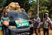 BERSAMA PETANI: Kepala DKPP Sumenep melepas pengiriman tembakau varietas Prancak menuju gudang pabrikan.