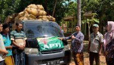 BERSAMA PETANI: Kepala DKPP Sumenep melepas pengiriman tembakau varietas Prancak menuju gudang pabrikan.