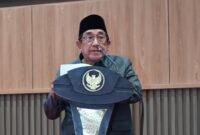 SERIUS: Wakil Bupati Sumenep, Imam Hasyim, membacakan nota keuangan pemerintah daerah saat rapat paripurna bersama anggota DPRD Sumenep, Senin (12/10). (Humas Pemkab Sumenep for Radarpantura.id)