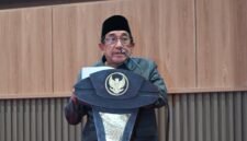 SERIUS: Wakil Bupati Sumenep, Imam Hasyim, membacakan nota keuangan pemerintah daerah saat rapat paripurna bersama anggota DPRD Sumenep, Senin (12/10). (Humas Pemkab Sumenep for Radarpantura.id)