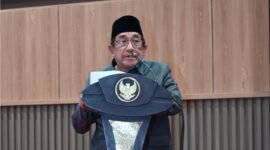 SERIUS: Wakil Bupati Sumenep, Imam Hasyim, membacakan nota keuangan pemerintah daerah saat rapat paripurna bersama anggota DPRD Sumenep, Senin (12/10). (Humas Pemkab Sumenep for Radarpantura.id)