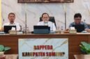 SERIUS: Kepala Bappeda Sumenep, Arif Firmanto, memimpin rapat di kantornya. (Bappeda Sumenep for Radarpantura.id)