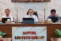 SERIUS: Kepala Bappeda Sumenep, Arif Firmanto, memimpin rapat di kantornya. (Bappeda Sumenep for Radarpantura.id)
