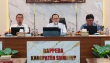 SERIUS: Kepala Bappeda Sumenep, Arif Firmanto, memimpin rapat di kantornya. (Bappeda Sumenep for Radarpantura.id)