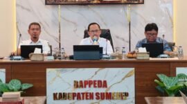 SERIUS: Kepala Bappeda Sumenep, Arif Firmanto, memimpin rapat di kantornya. (Bappeda Sumenep for Radarpantura.id)