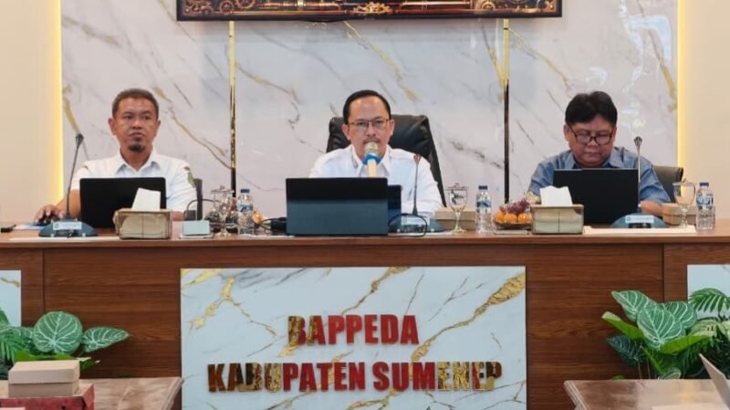 SERIUS: Kepala Bappeda Sumenep, Arif Firmanto, memimpin rapat di kantornya. (Bappeda Sumenep for Radarpantura.id)