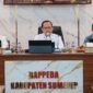 SERIUS: Kepala Bappeda Sumenep, Arif Firmanto, memimpin rapat di kantornya. (Bappeda Sumenep for Radarpantura.id)